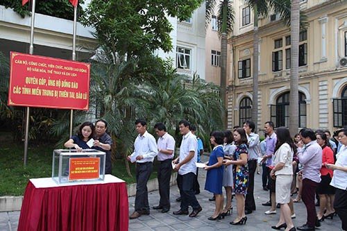 Chủ tịch Công đoàn Bộ VHTTDL Nguyễn Hữu Giới cùng đông đảo đoàn viên Công đoàn, cán bộ công chức người lao động cơ quan Bộ VHTTDL ủng hộ đồng bào miền Trung.